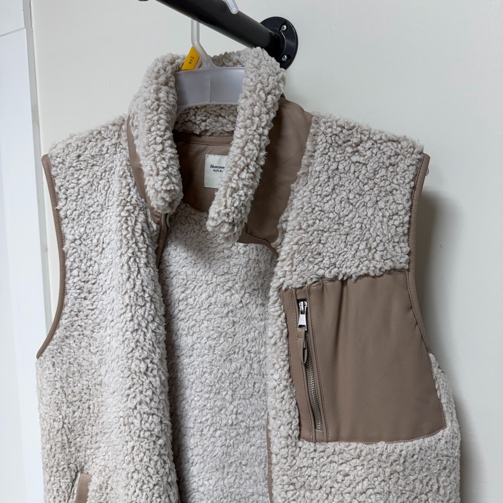 Abercrombie & Fitch Cozy Sherpa Zip Vest in Cream with Taupe Trim